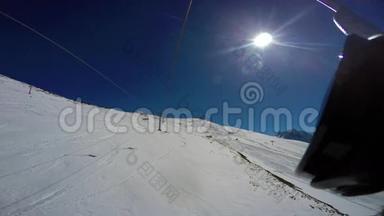 从顶部到底部的雪覆盖滑雪坡，痕迹，滑雪和半车道从椅子升降机。 第一人称观点